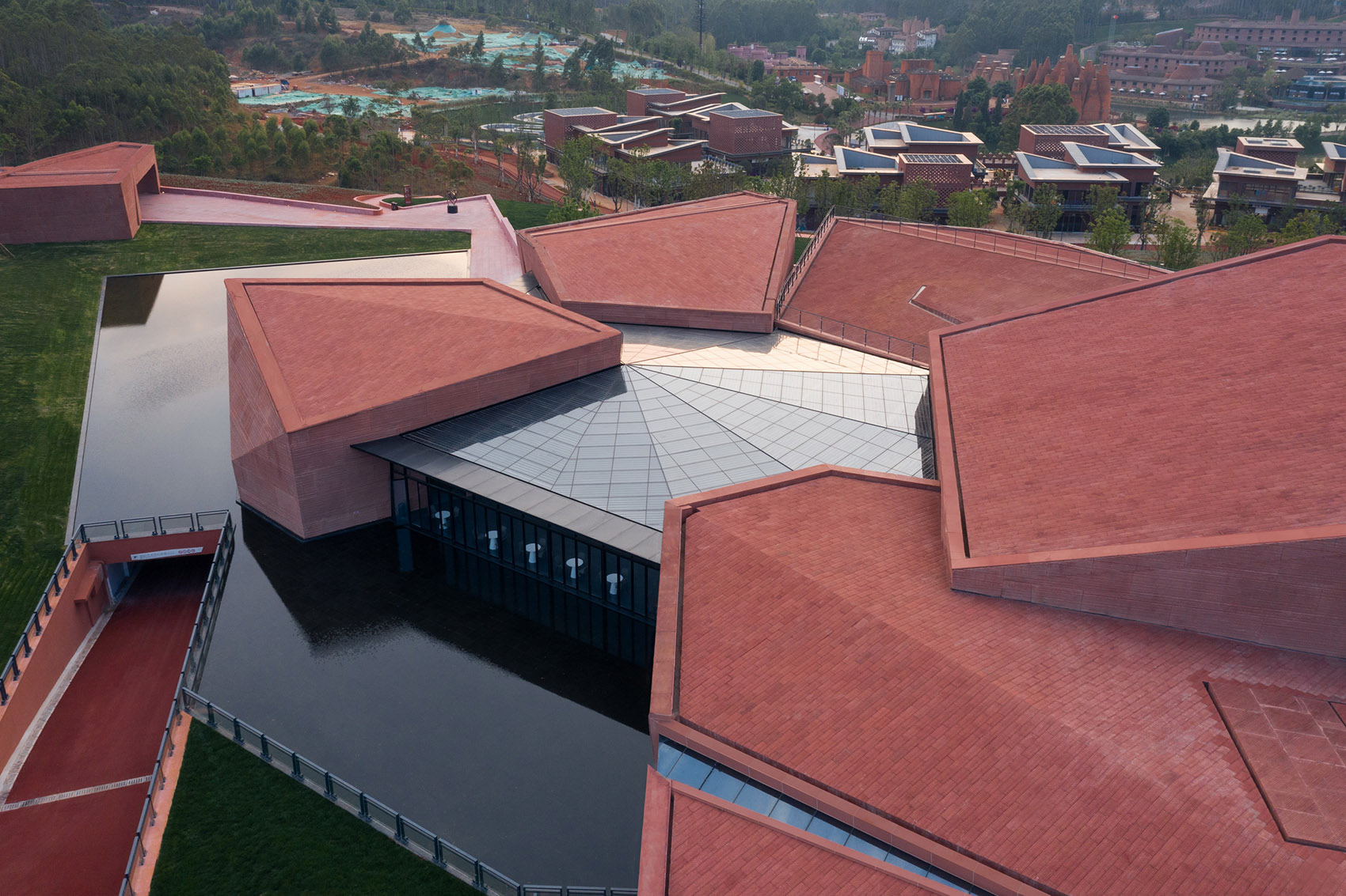 云南东风韵艺术中心 | 红土地上的现代石雕艺术-171