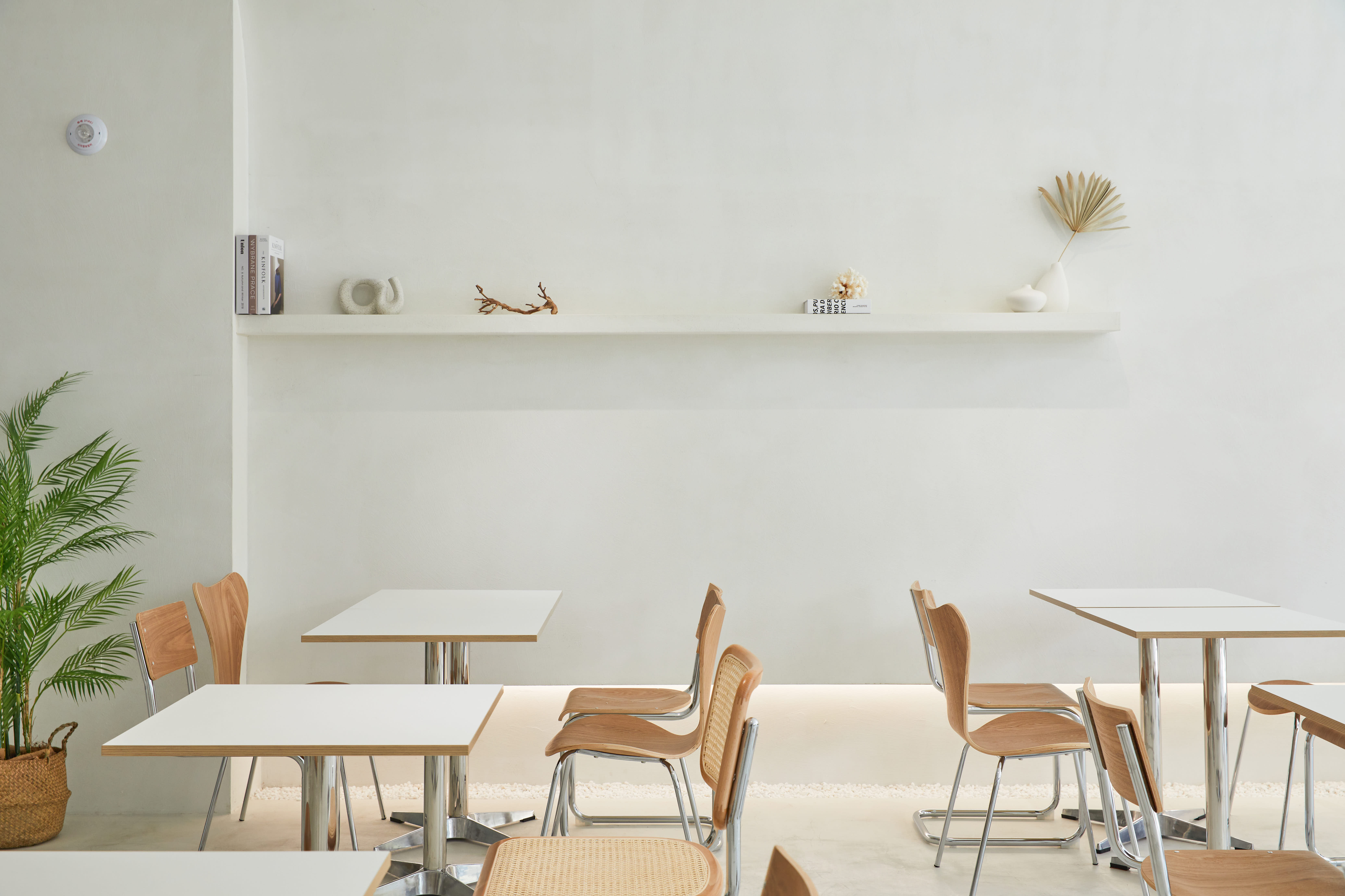 白色梦幻，33 平米咖啡厅的极致设计-12