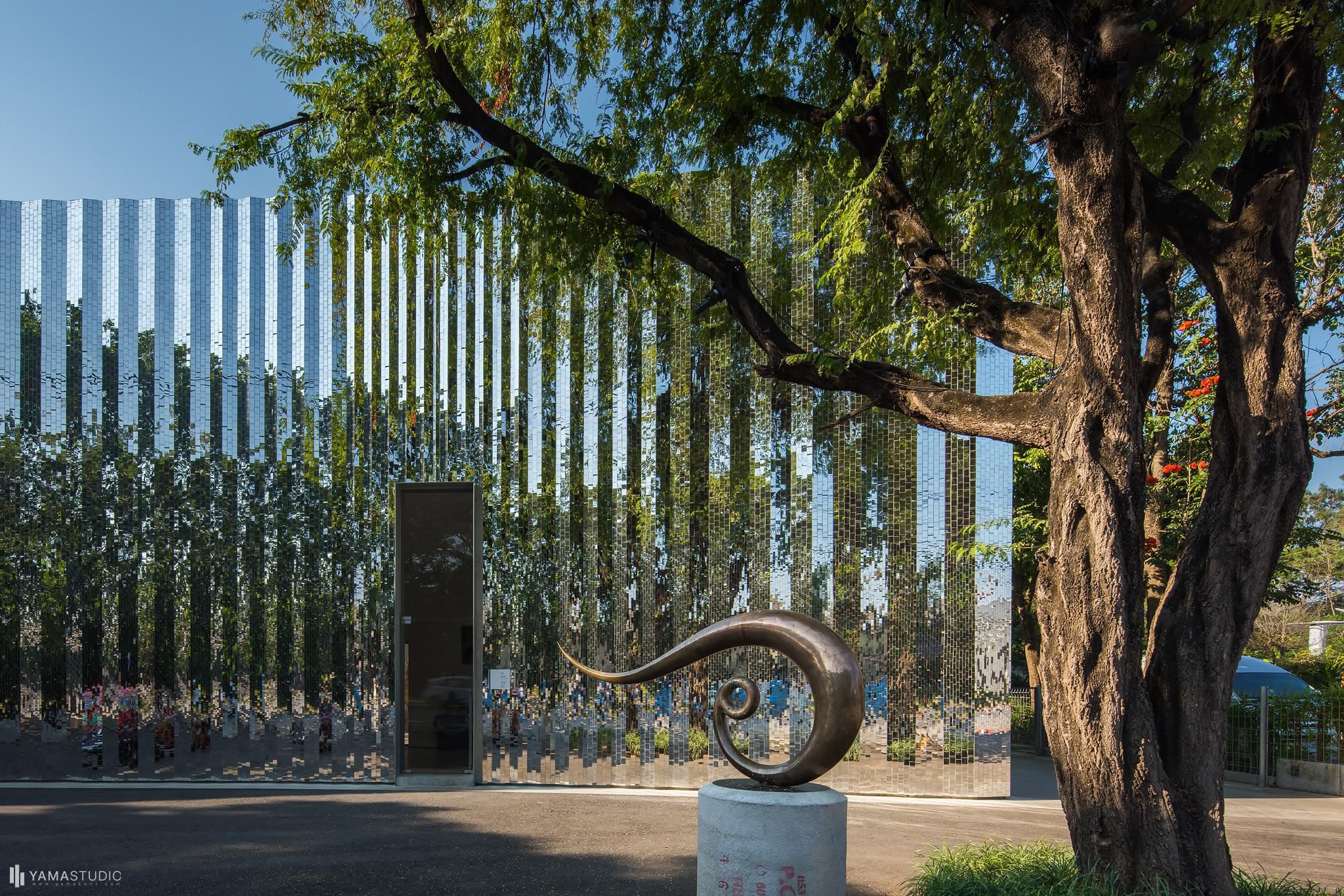 泰国maiiam当代艺术博物馆-俊朗的镜面不锈钢立面-8