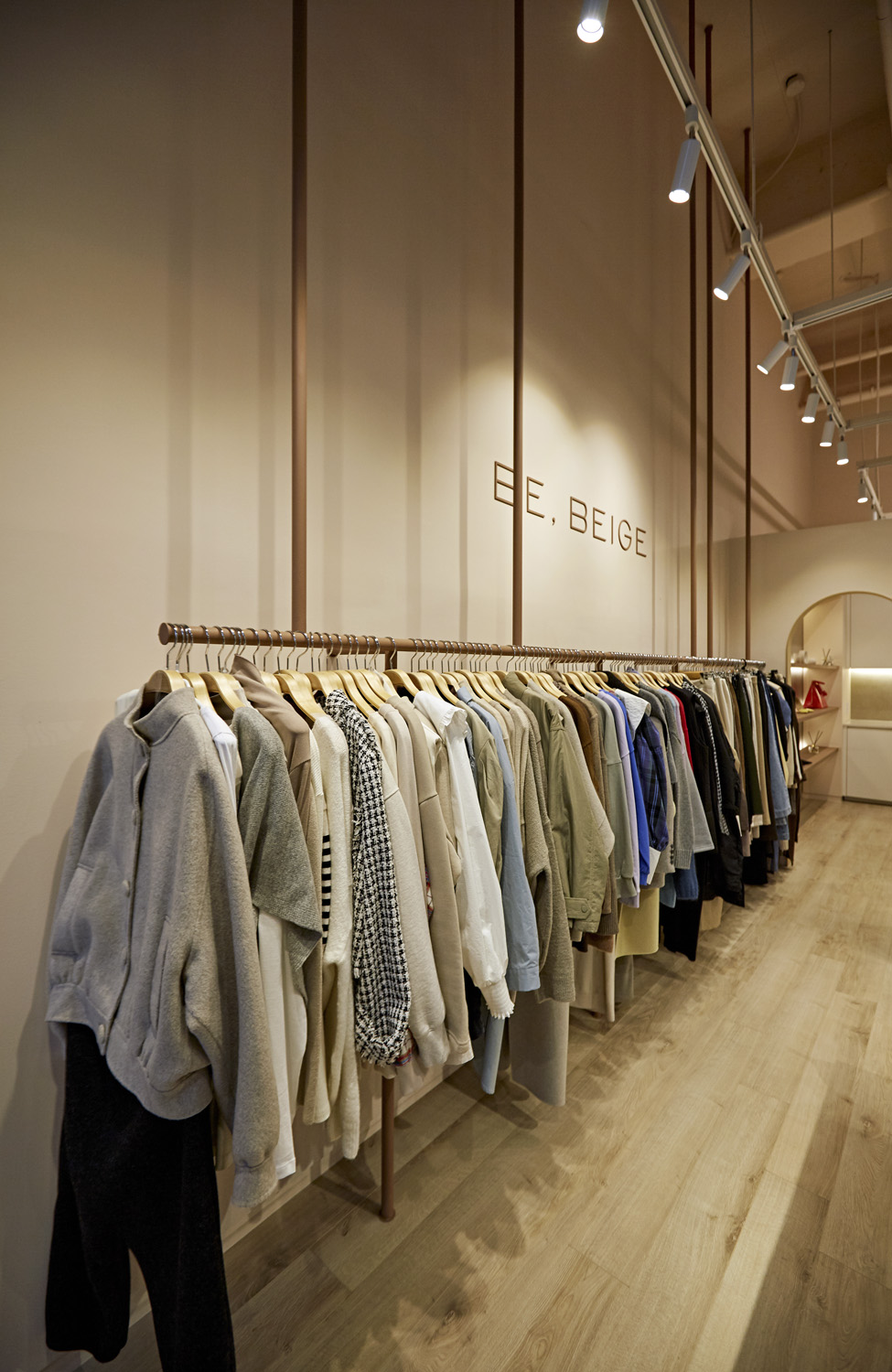 13 坪时尚服装店现代简约设计，明亮舒适-7