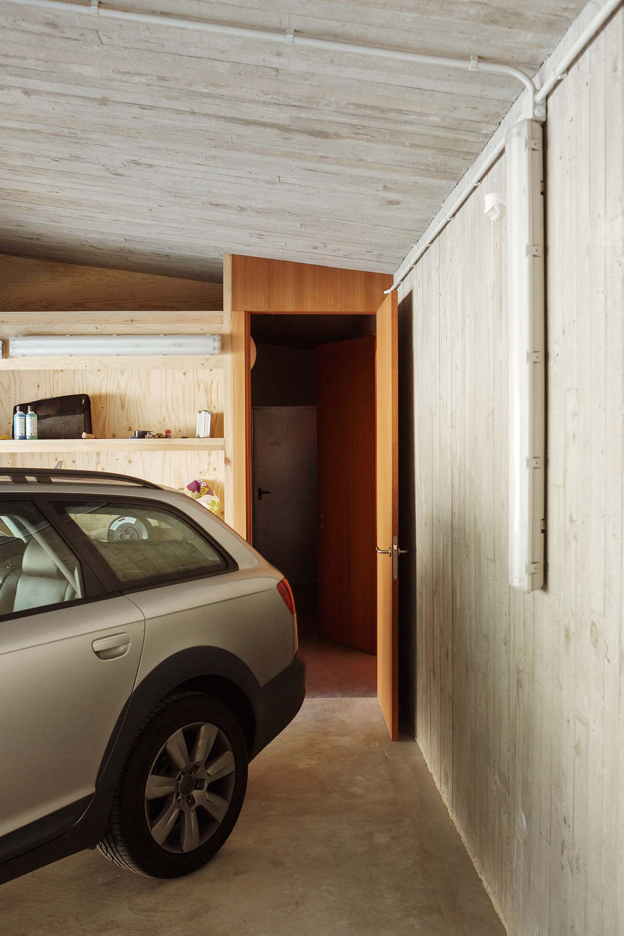 西班牙"波浪"海滨别墅 | 极简与温暖共存-19