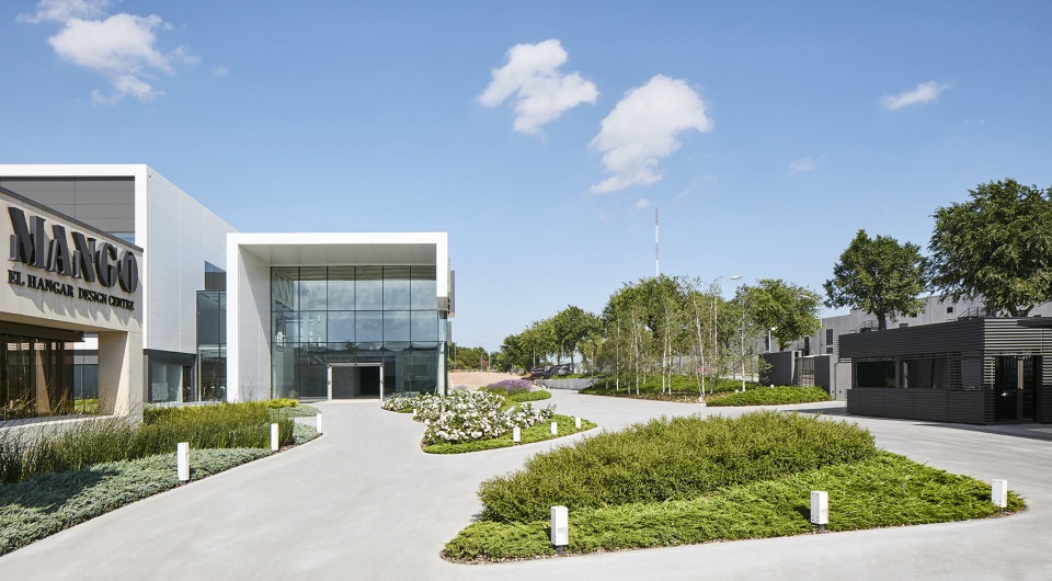 绿意盎然的多功能景观空间——MANGO 设计中心巴塞罗那景观项目-11