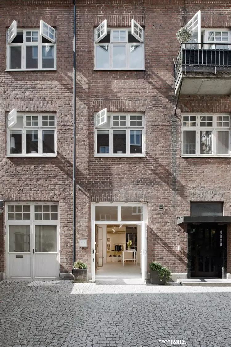 低调休闲时装零售店室内设计-12