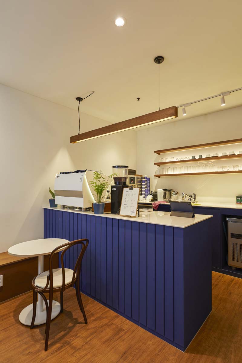 7 坪清新简约咖啡馆设计，诠释白色与木质之美-7