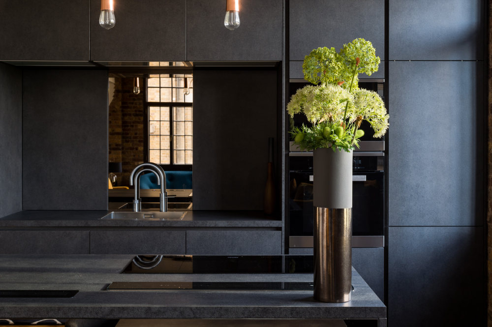 伦敦六套深色调戏剧性空间设计-4