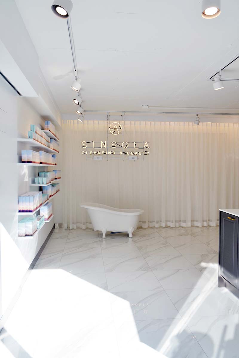 简约白诠释美妆品牌展示空间-11