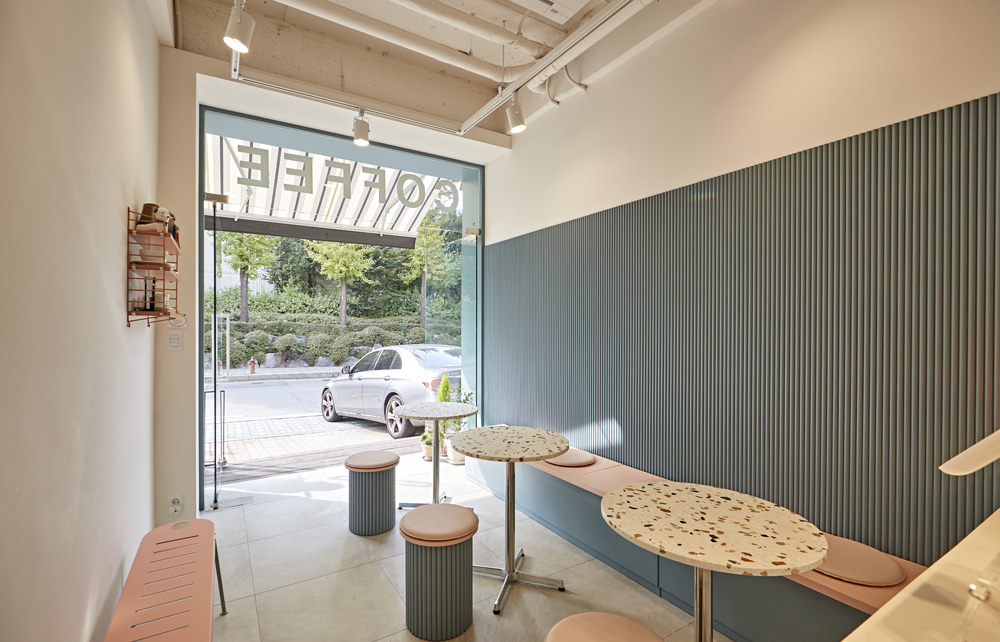 "小巧咖啡厅的精致室内设计" 或 "7 平米咖啡厅的惊喜设计"-7