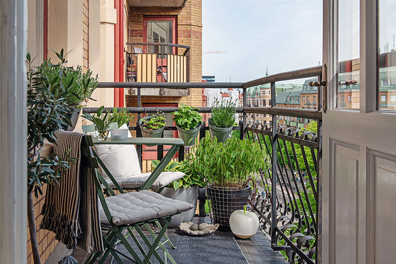 宽敞的厨房和餐厅里的图书馆：瑞典的大公寓-9