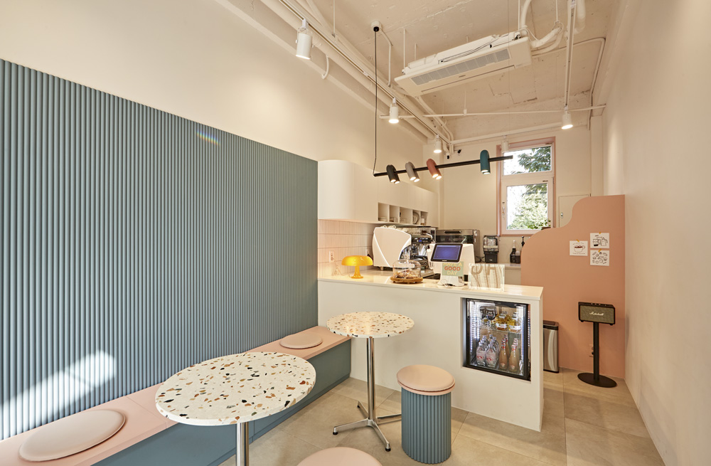 "小巧咖啡厅的精致室内设计" 或 "7 平米咖啡厅的惊喜设计"-6