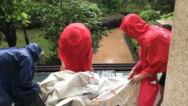 南京阔达装饰暴雨中守护业主工地，彰显家装责任-9