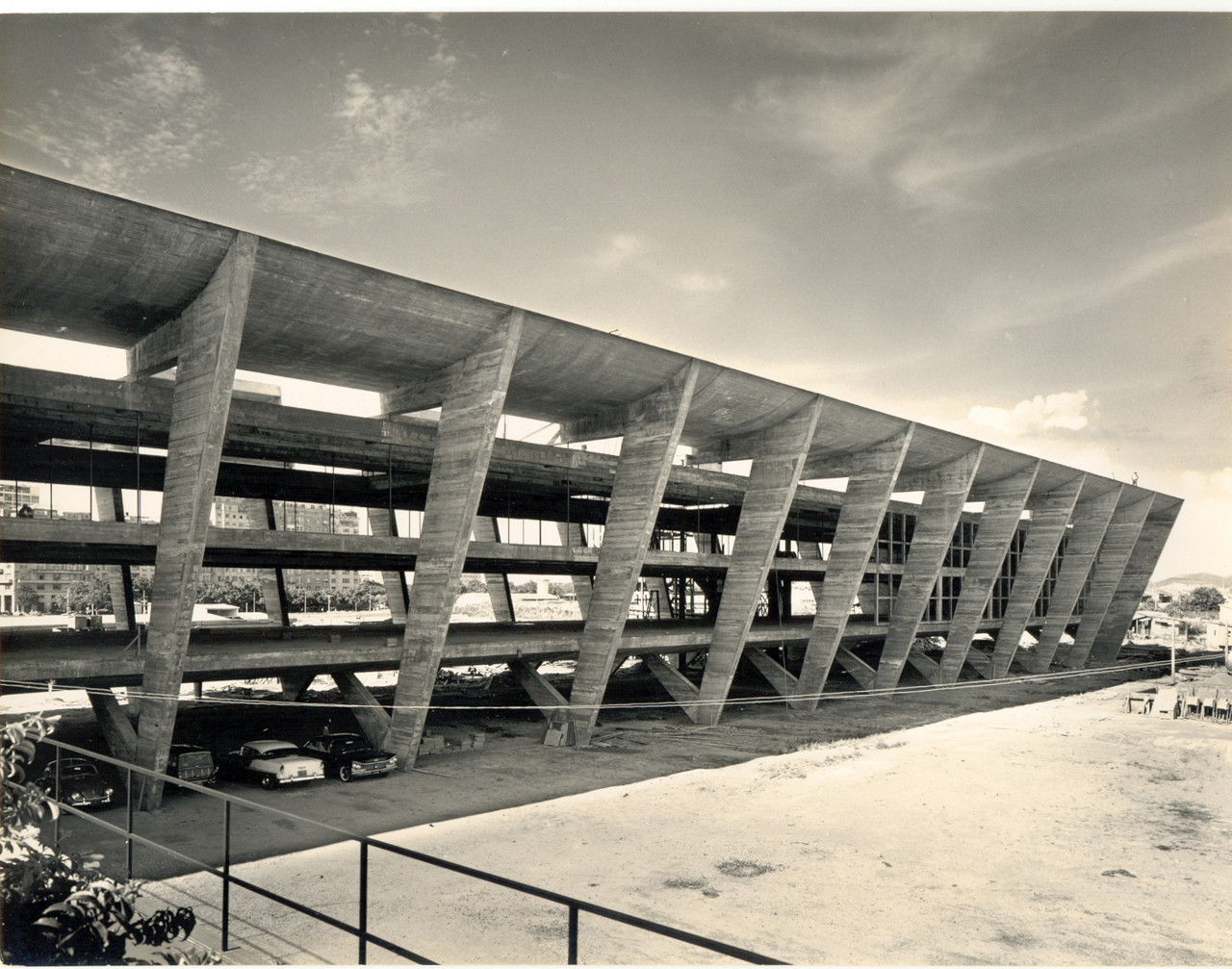 巴西里約熱內盧現代藝術博物館：建築大師 Affonso Eduardo Reidy 採V形柱列、懸吊樓板，打造現代主義建築經典 | FAM-67