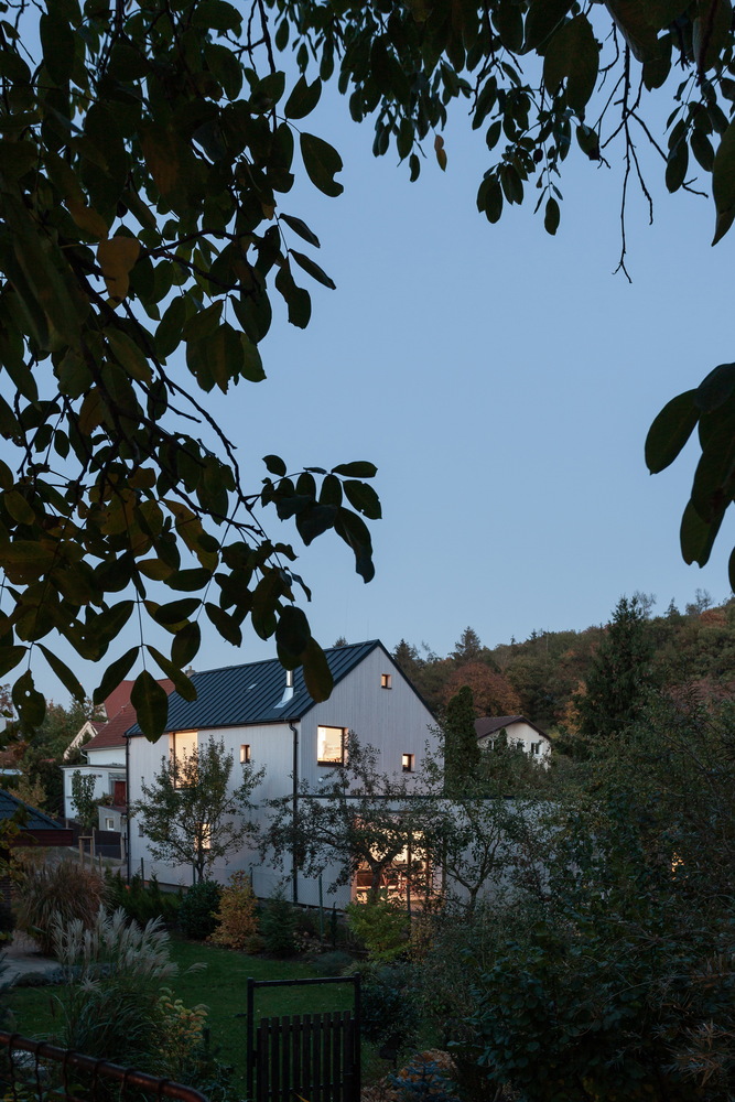 布拉格城市绿洲 · 家庭住宅与后院书房的共生设计-51