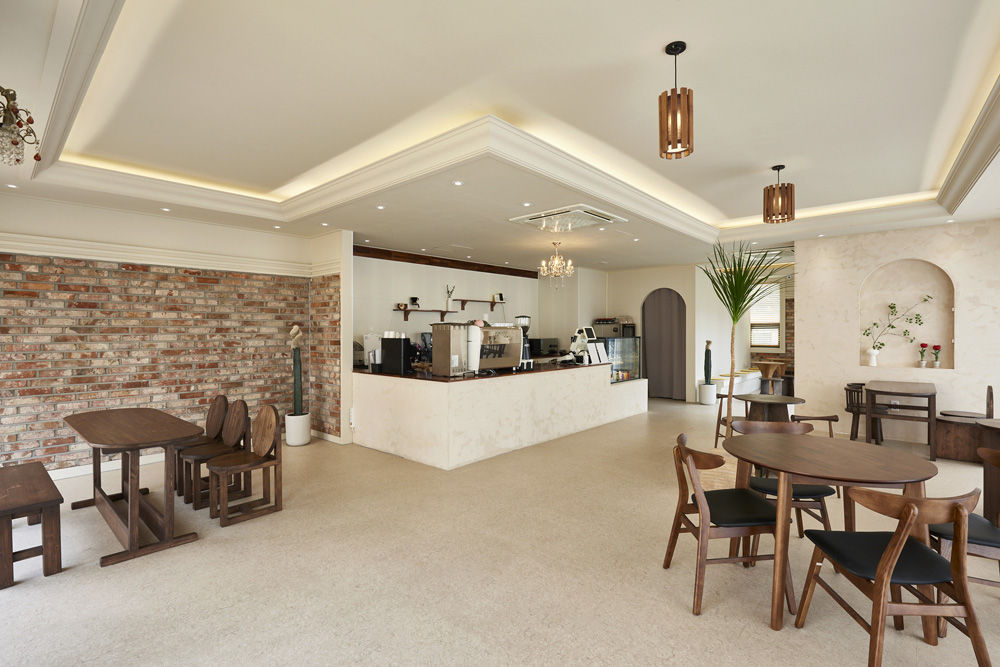 白色与木色，打造温馨的 24 平米咖啡厅-4