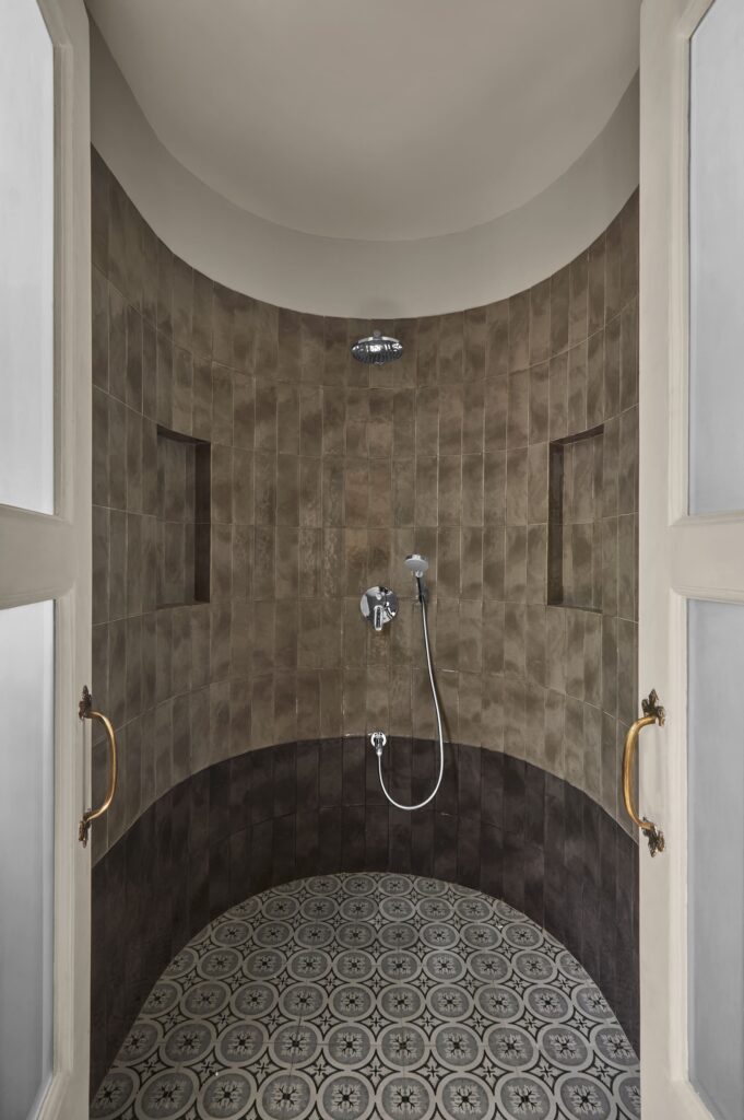 鸡蛋花庄园

注：Frangipani常见指鸡蛋花 ，Estate有庄园、地产等意思，结合语境这里翻译为鸡蛋花庄园较为合适 丨FADD Studio-42