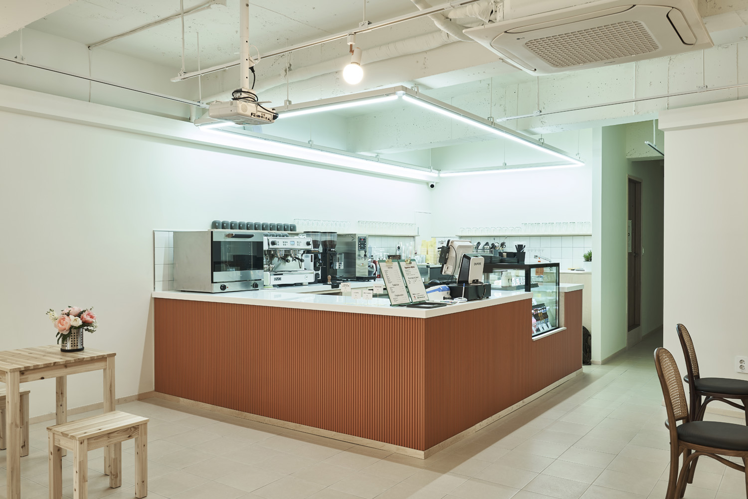 简约设计展现 30 平米咖啡馆室内美学-4