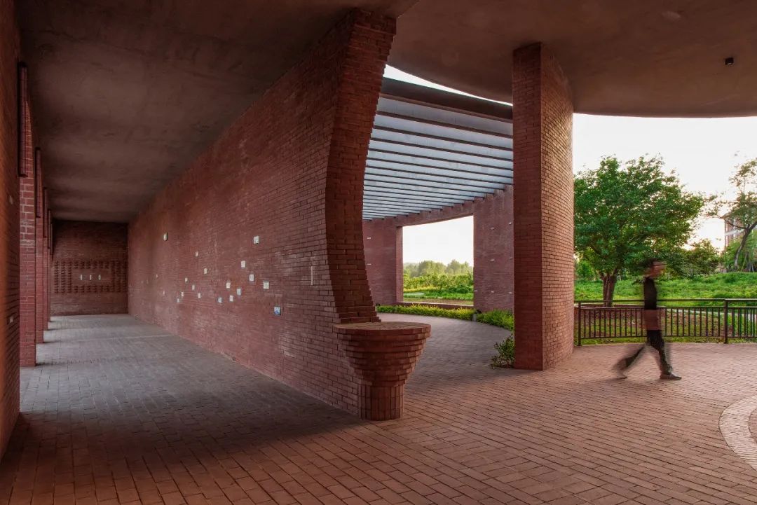 李子沟村的红砖自然礼堂-54