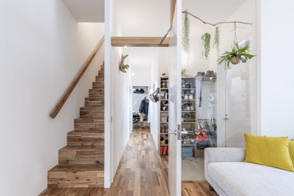 気軽に外と行き来できる鍵形の家　外へと開いた明るい空間で暮らす | Architecture | 100%LiFE-0