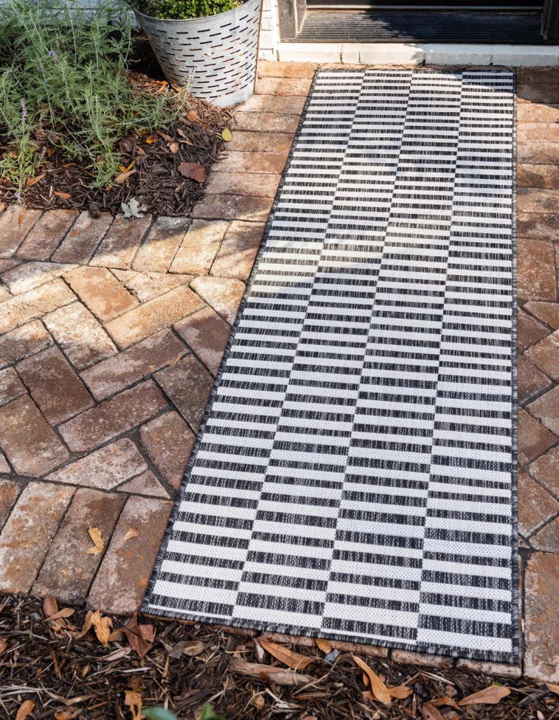 Black and White Outdoor Rugs That Fit Any Space And Style-8
