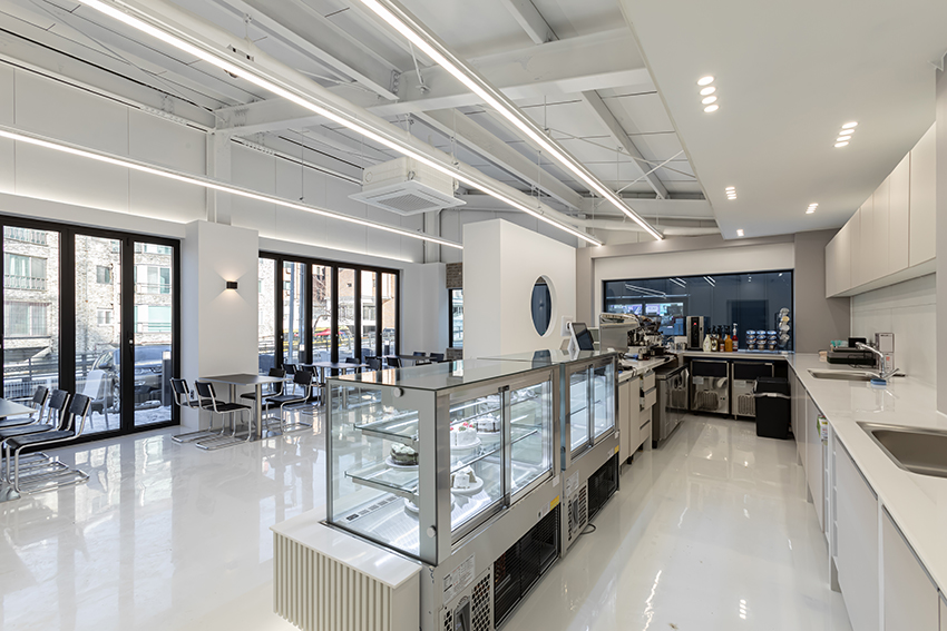 白色调的极简咖啡厅 | 60 平米的精致设计-15