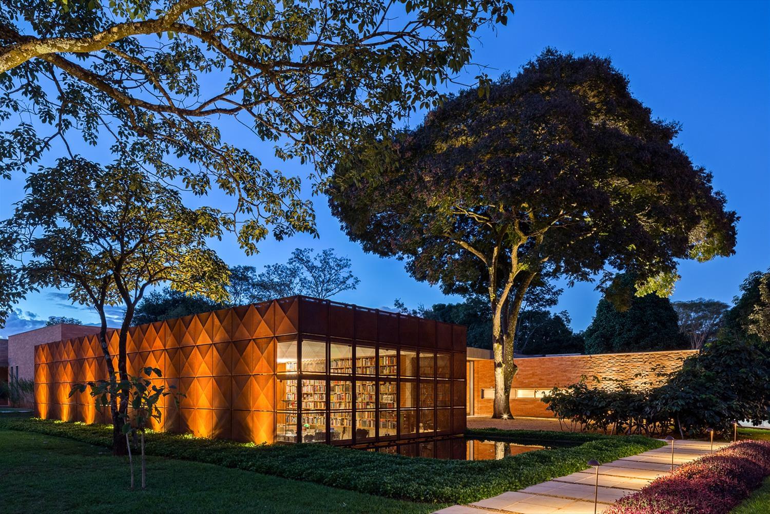 巴西 DF Casa BLM · 图书馆核心的节能可持续住宅设计-1