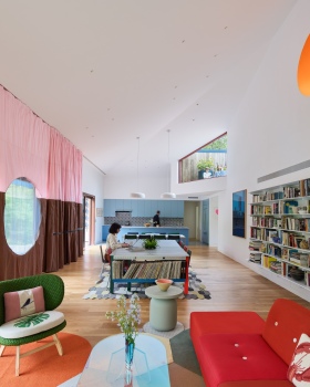 河畔住宅；河边小屋（注：这里根据常见语义给出河畔住宅或河边小屋，但严格按要求只能选一个，若从更简洁通用角度，建议河畔住宅）

最终答案：河畔住宅 丨美国罗德岛丨WORKac