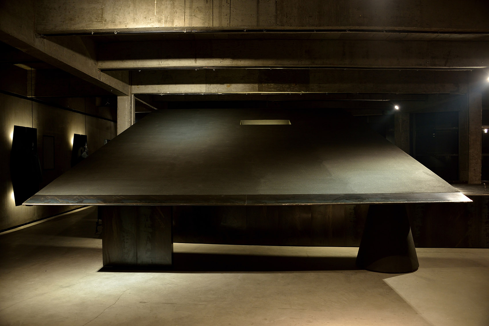 黑色斜面系统&黑壳HEIKE服装品牌概念店，中国 / 杭州啊嗯室内设计-22