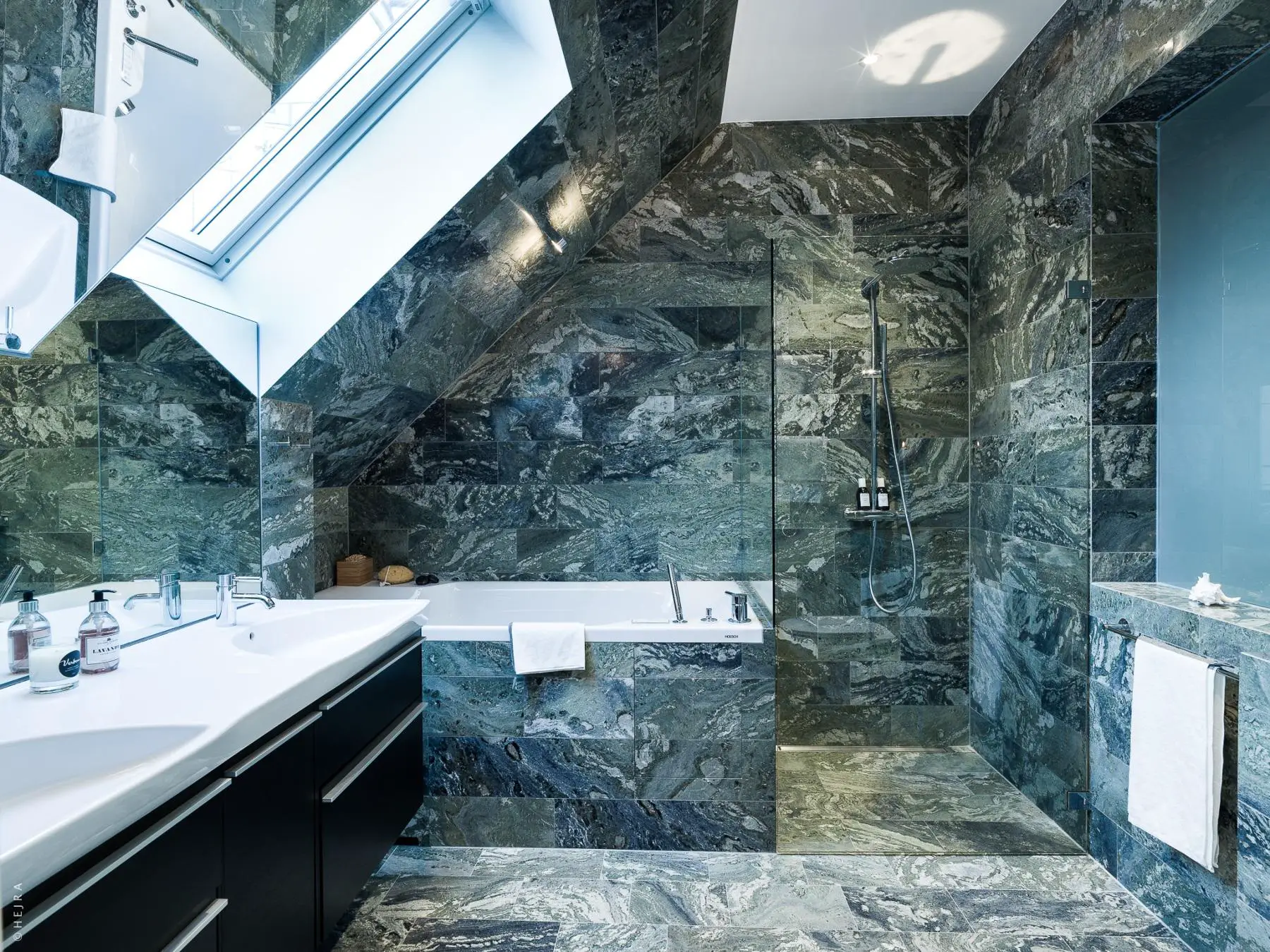 融合温暖与个性的顶层公寓设计-19