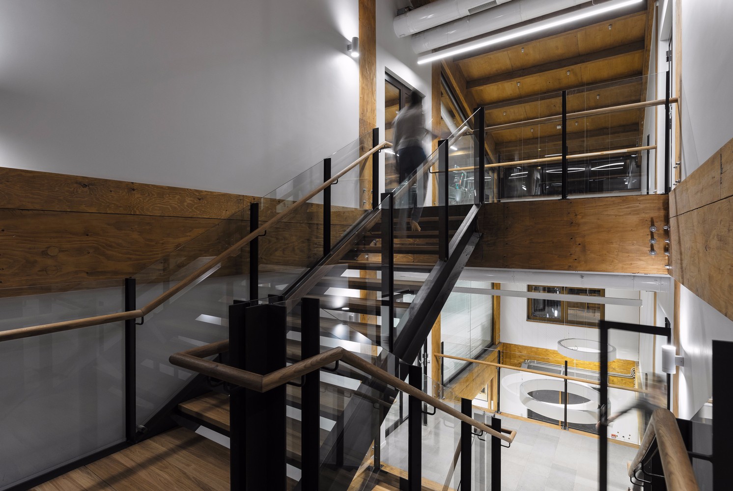 圣彼得堡市郊区的木质办公大楼-12