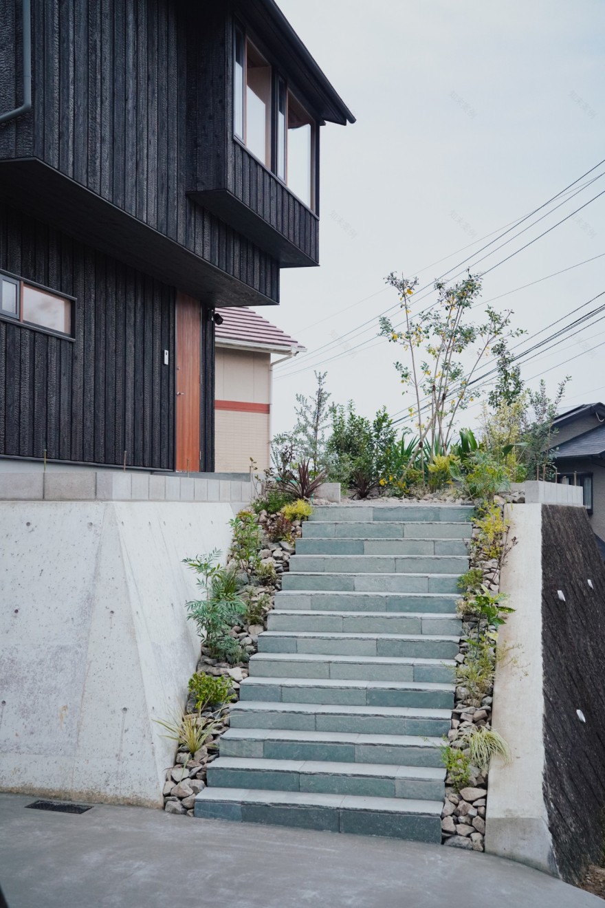 大村「高台にある焼杉の家」丨Atelier HAG-13