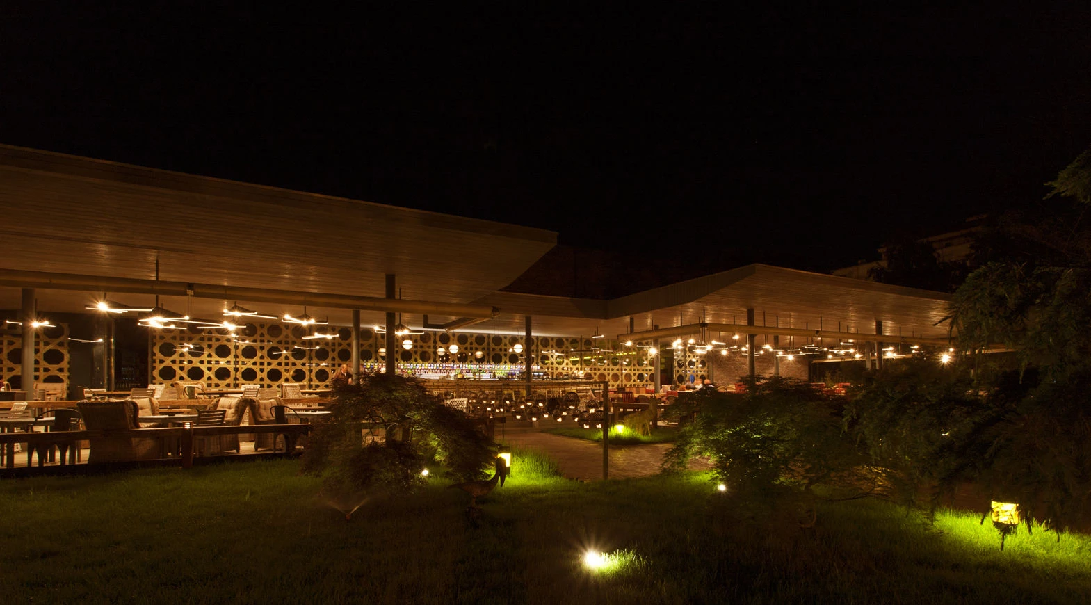 双面共生的罗马尼亚餐厅与俱乐部设计-19