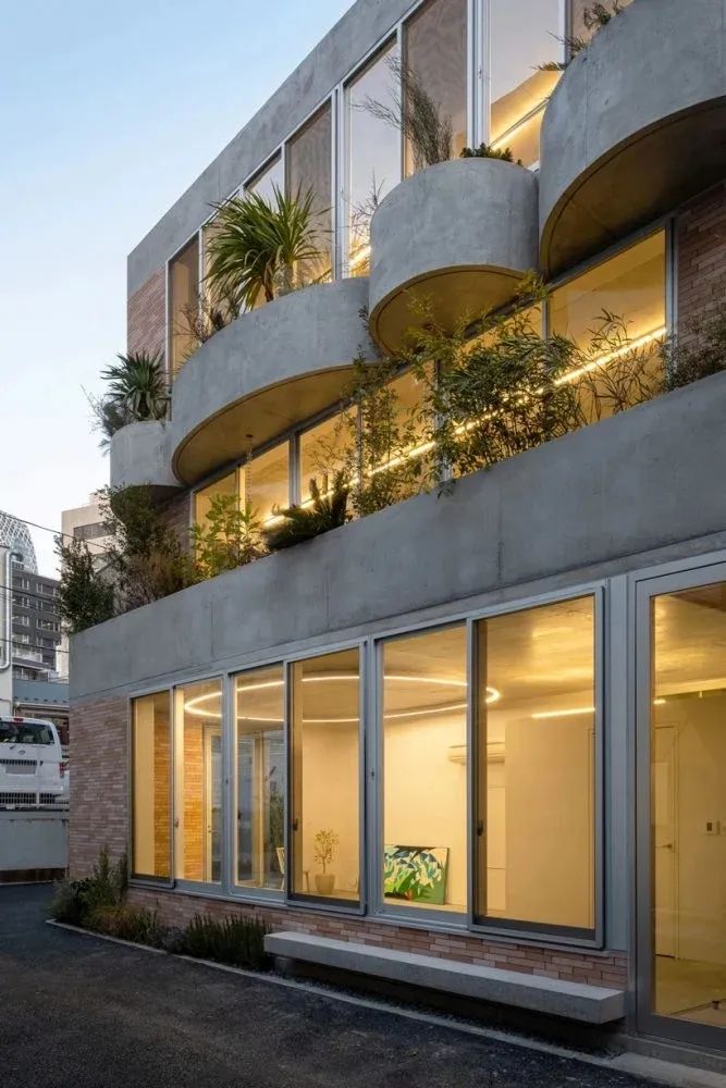 东京红砖双办公楼，绿色与空间的艺术融合-18