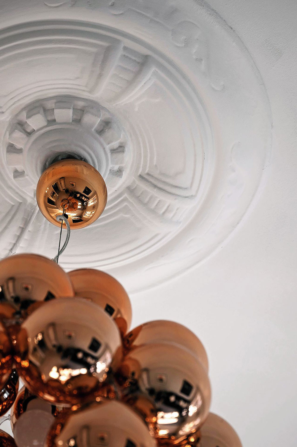 北欧风格公寓的彩色厨房设计-18