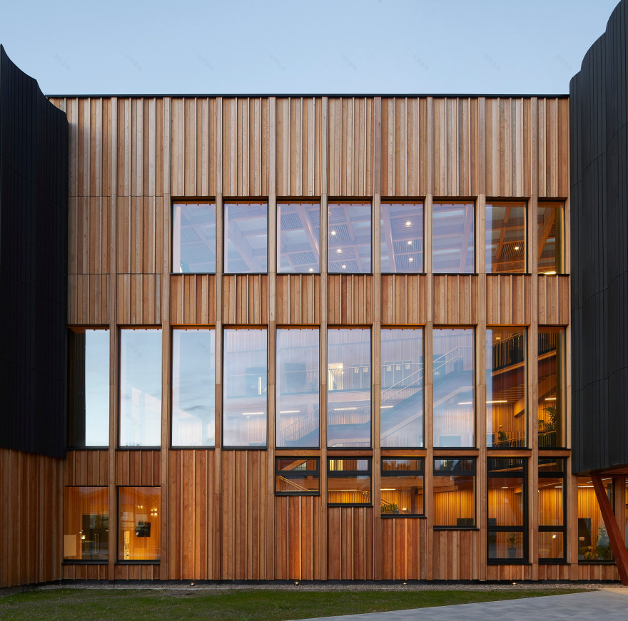 英 York St John University 教学空间,木质“超质感”外墙成焦点-15