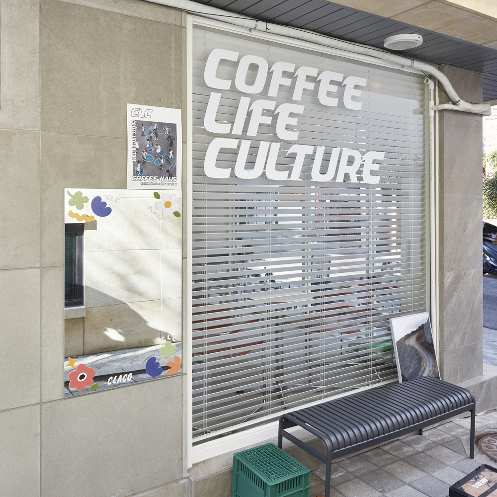 13 平卡佩特里尔的极简咖啡厅设计-15