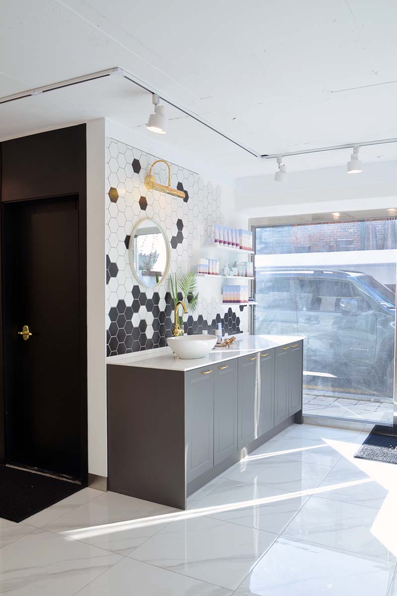 简约白诠释美妆品牌展示空间-8