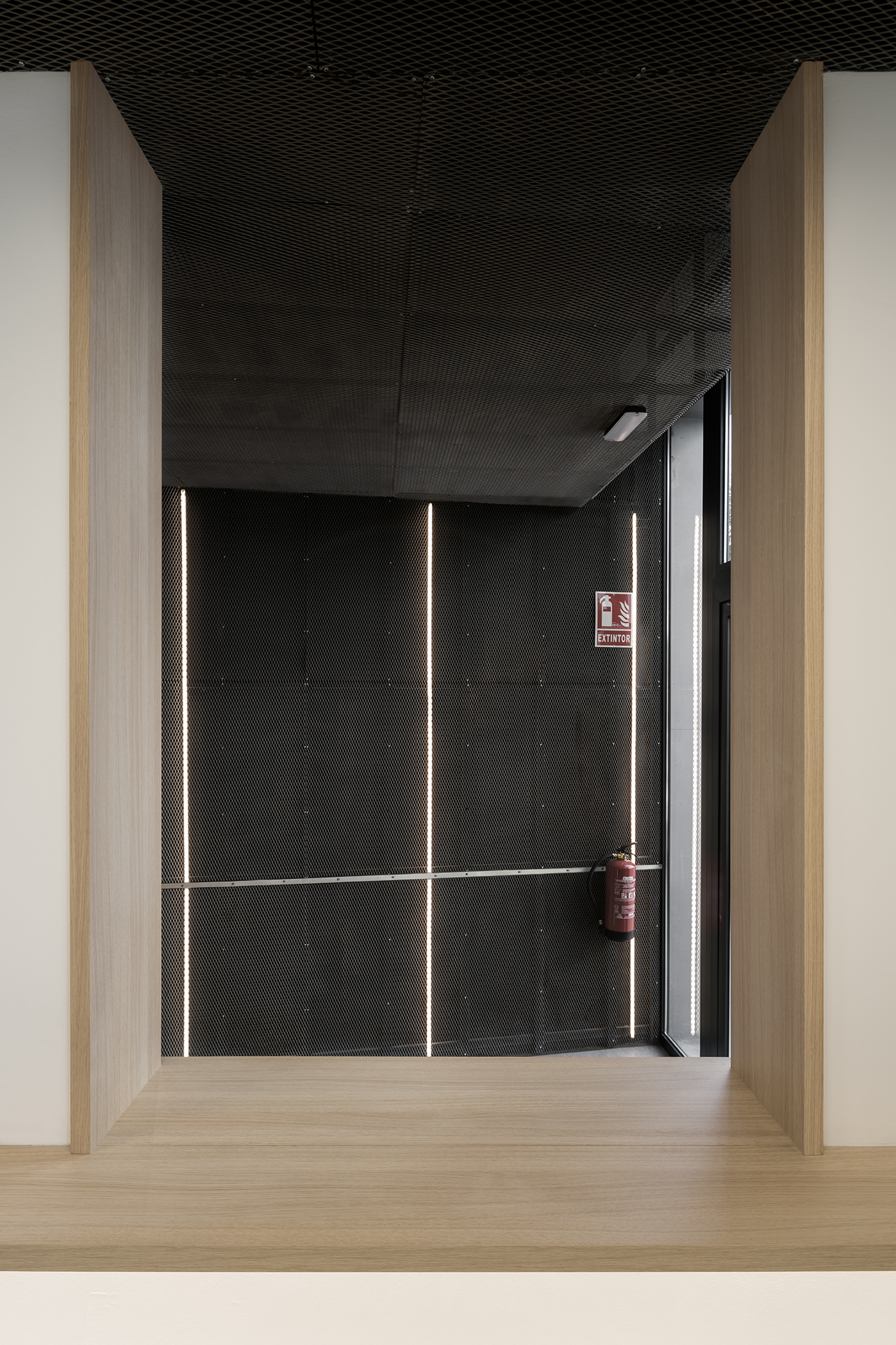 融合工业风与现代简约的办公室设计-15