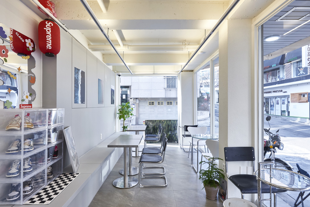 13 平卡佩特里尔的极简咖啡厅设计-8