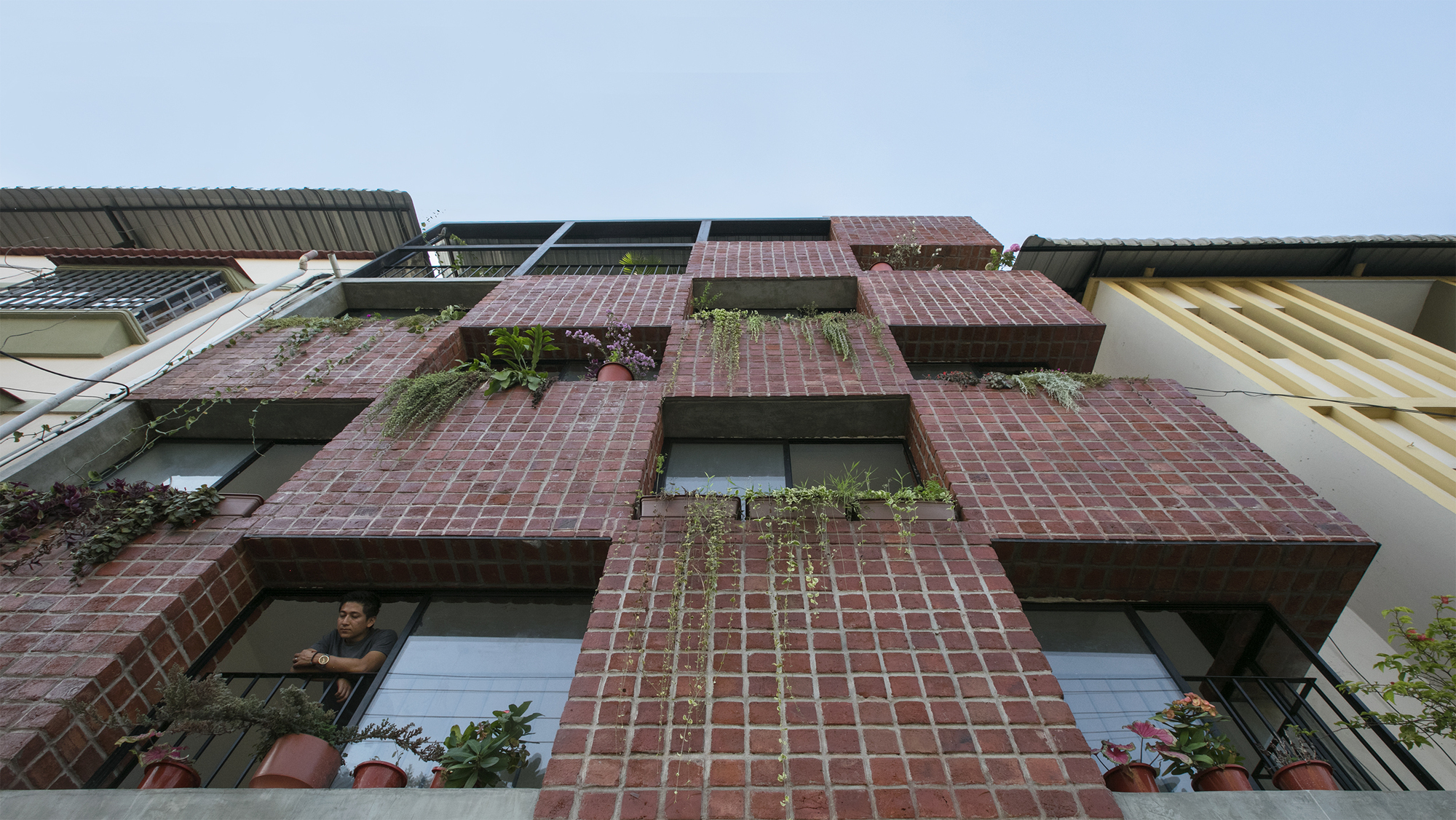 Operation Between Walls / Natura Futura Arquitectura-12