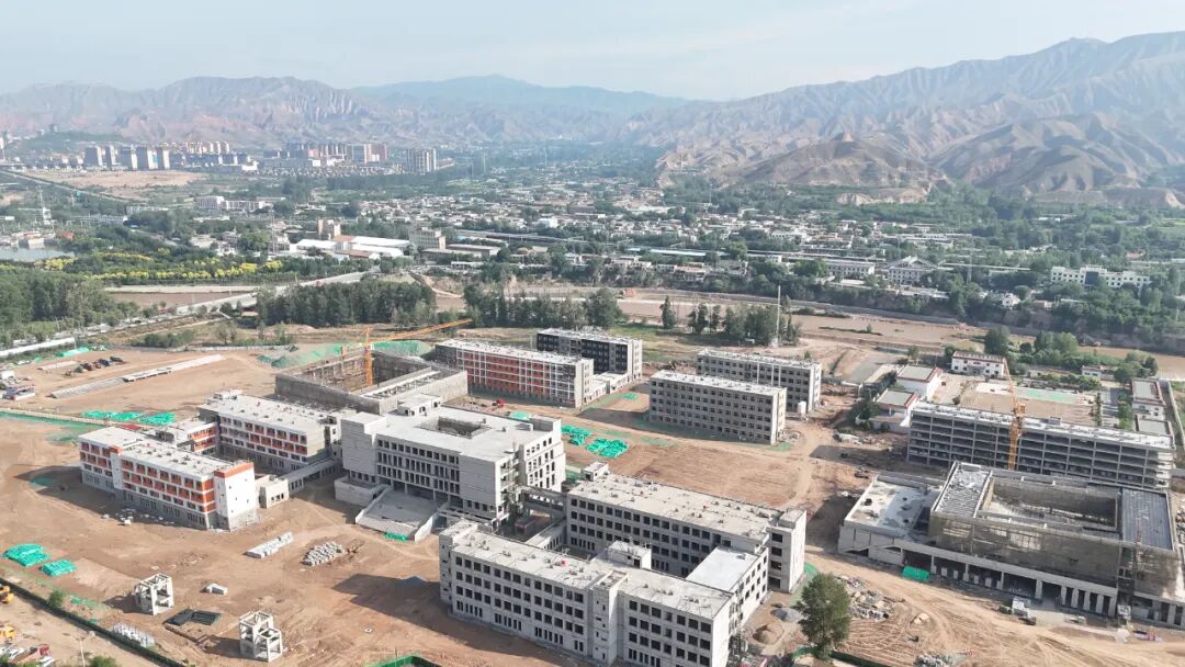 龚正率上海市代表团考察上海建工青海果洛海东中学项目-23