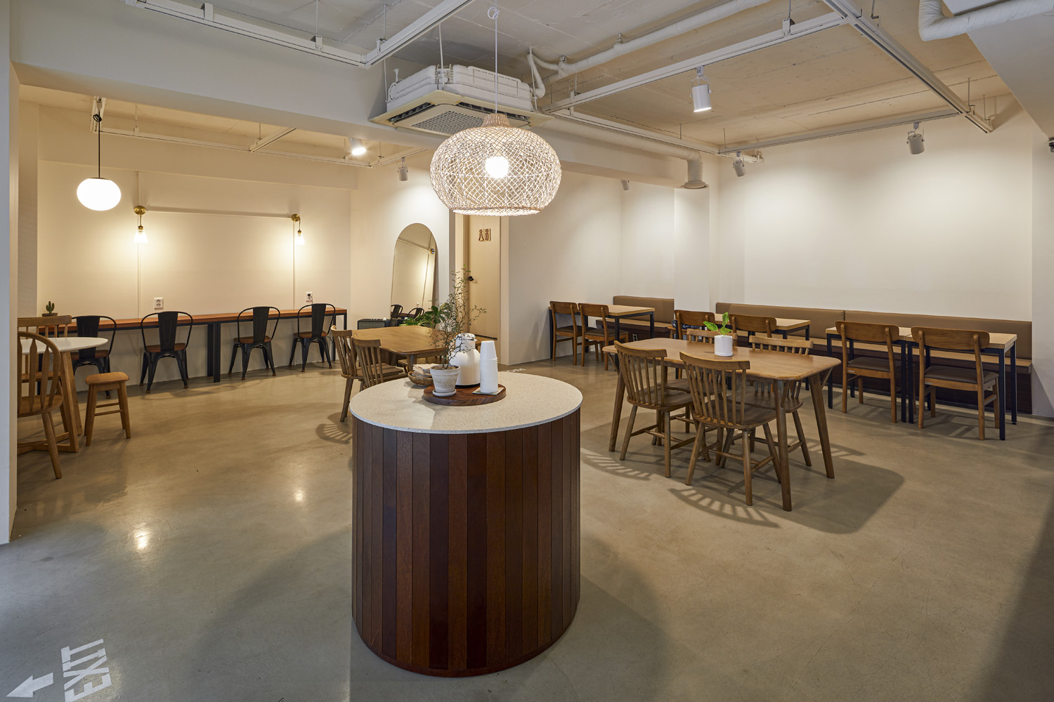 25 坪简约咖啡厅，诠释白色与原木的温馨魅力-9