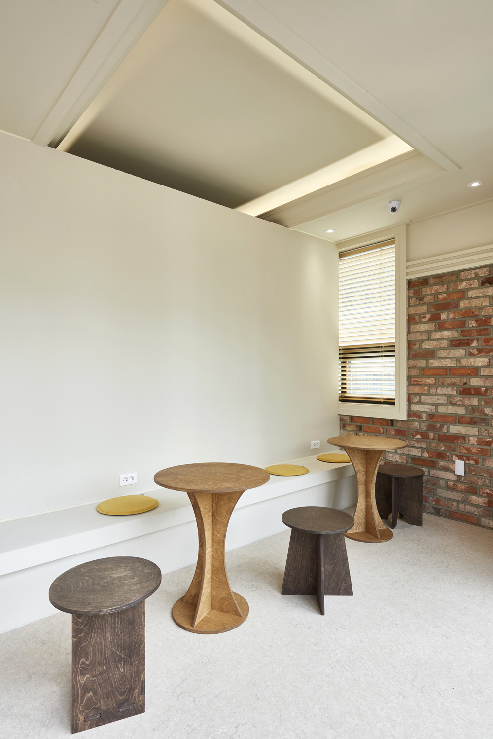 白色与木色，打造温馨的 24 平米咖啡厅-14