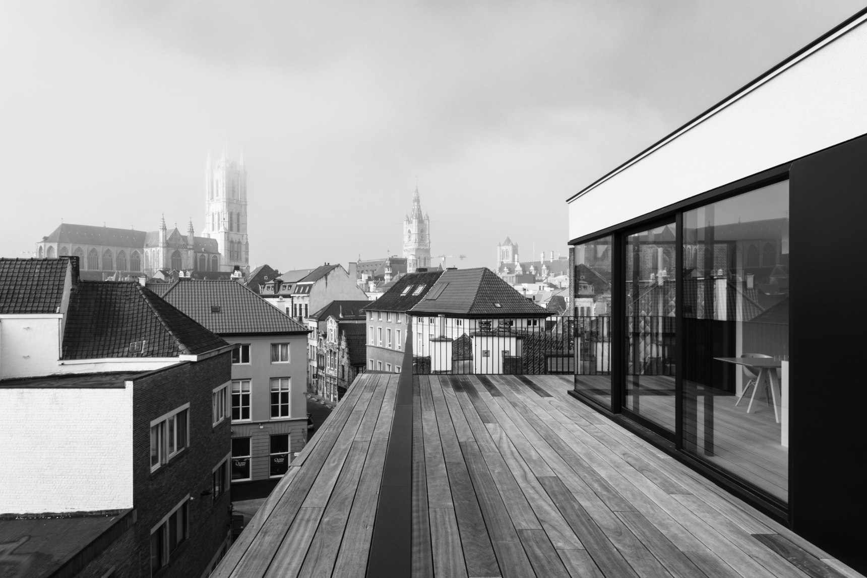 比利时阁楼公寓,木框结构与城市景观完美融合-2