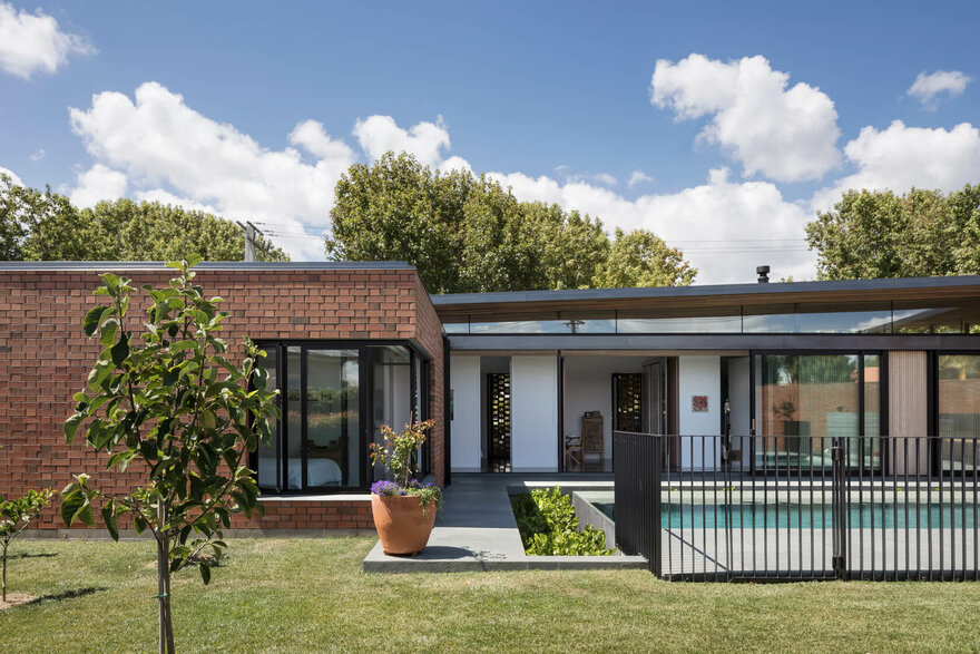 砖墙围合的中央泳池庭院屋-25