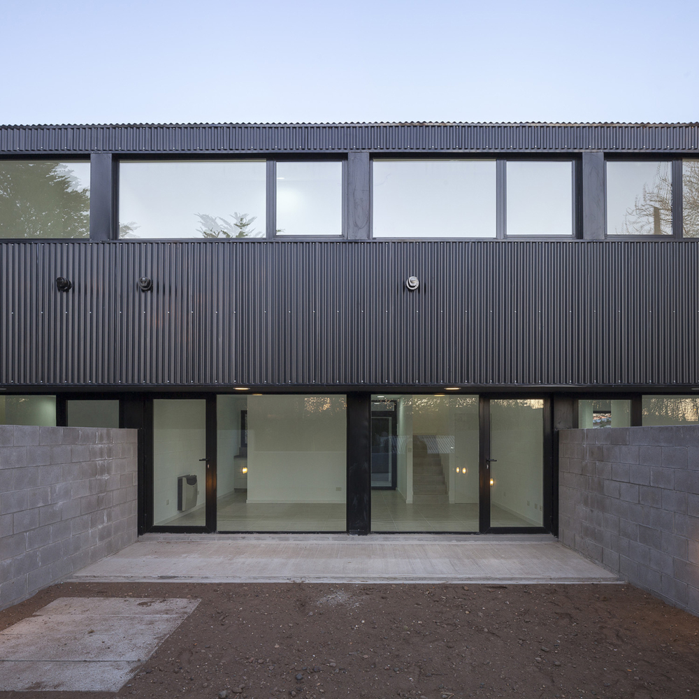 阿根廷城市广场上的黑色钢构住宅群-57