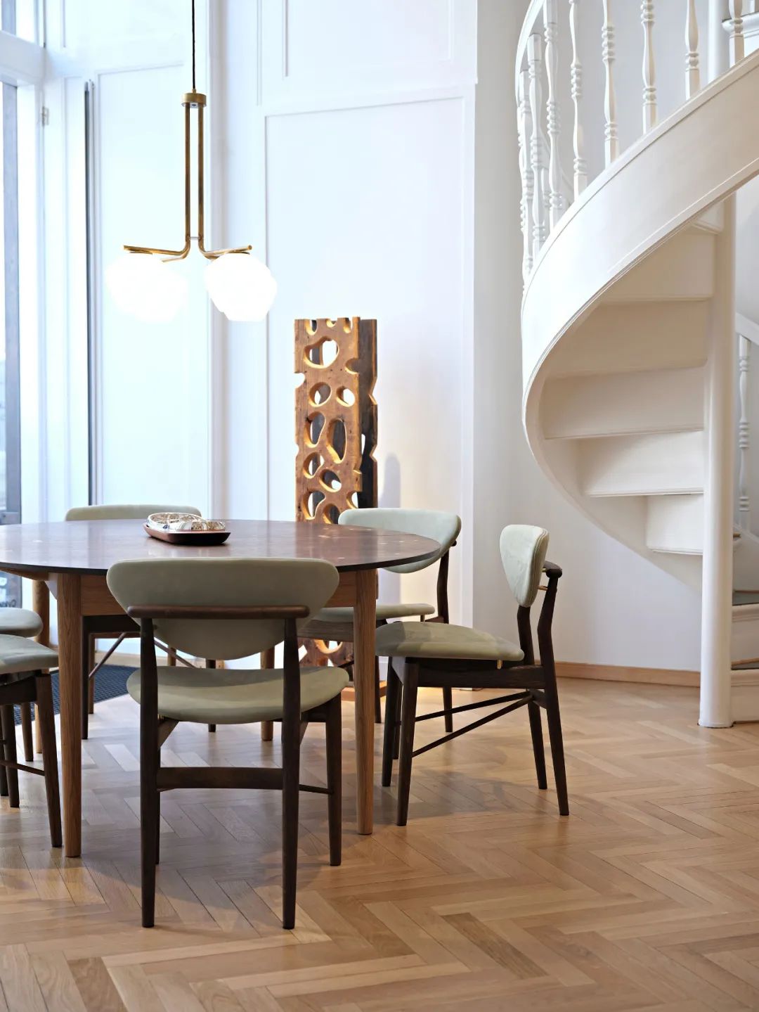 Finn Juhl 设计的奢华银桌-9