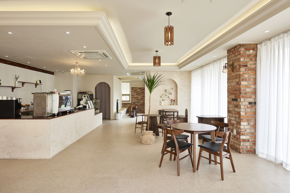 白色与木色，打造温馨的 24 平米咖啡厅-3