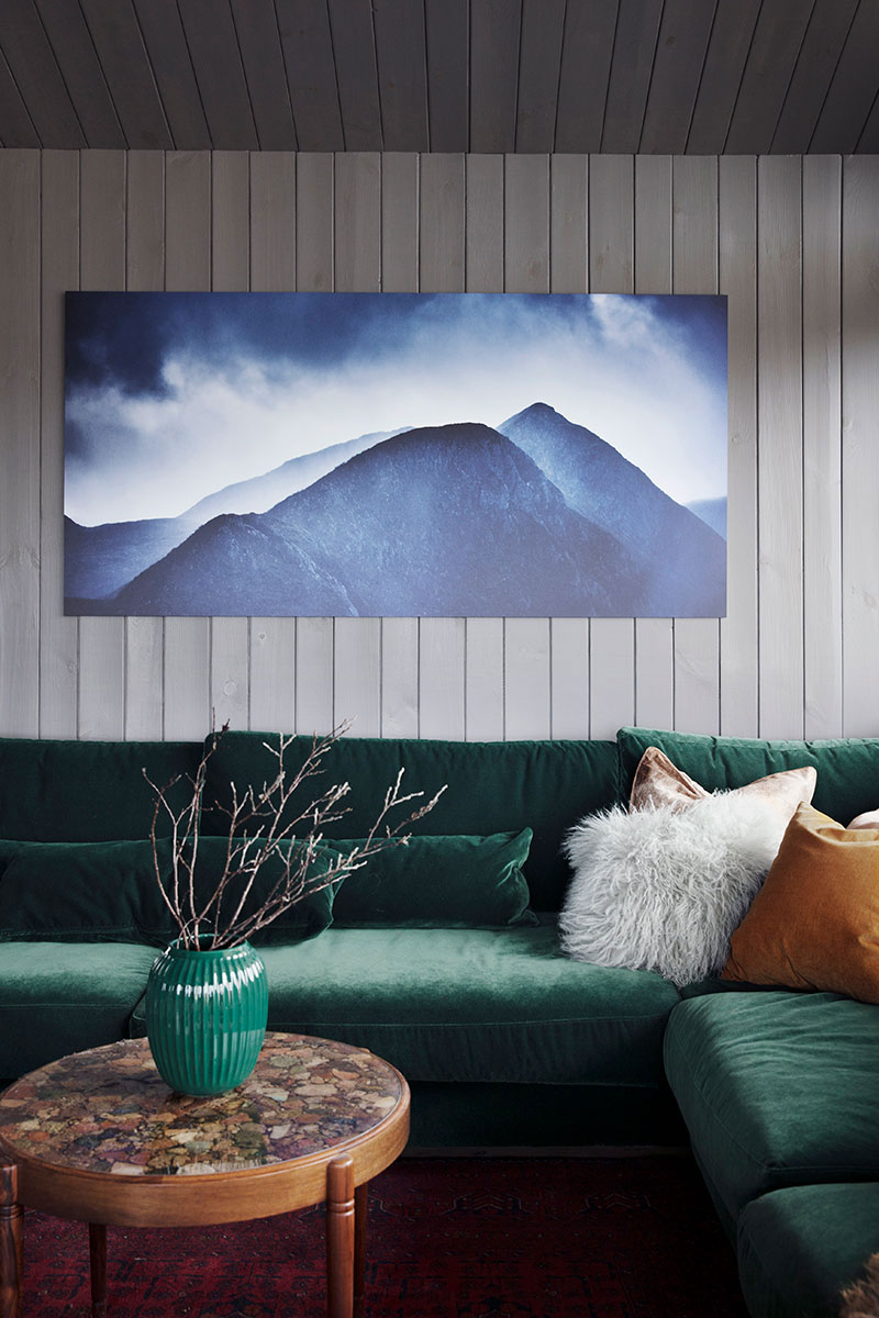 瑞典蓝绿色山间别墅，强调冬季美景-5