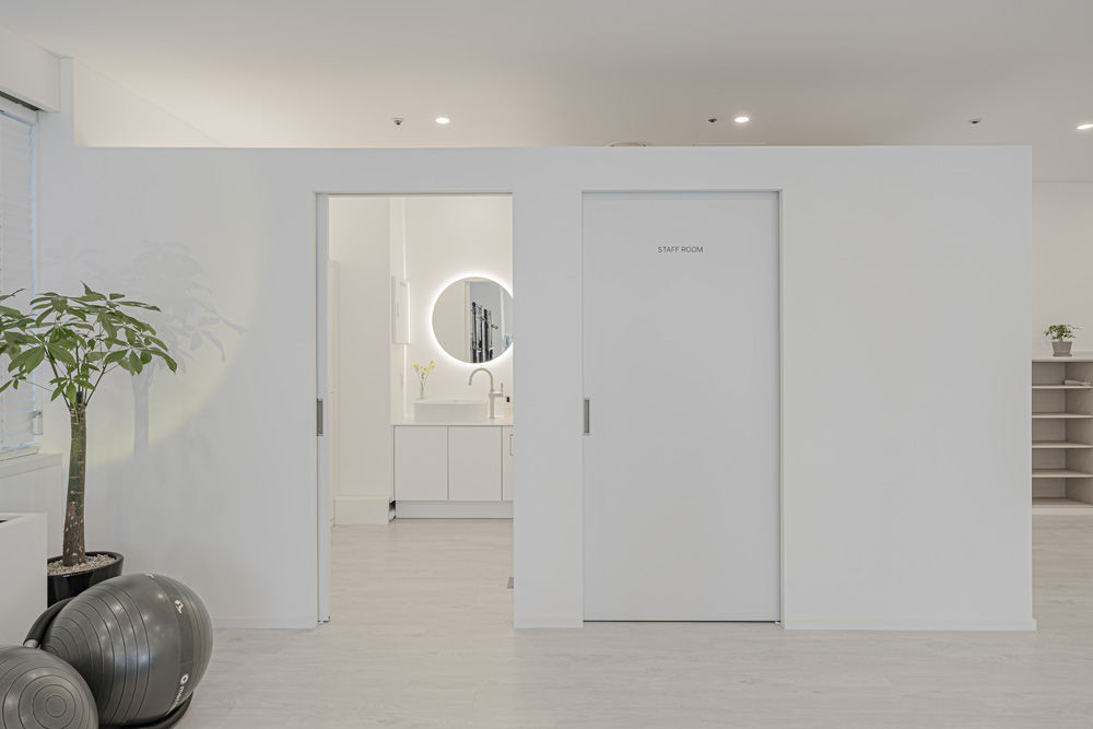 白色简约 | 20 平米的塑料学院内饰设计-17