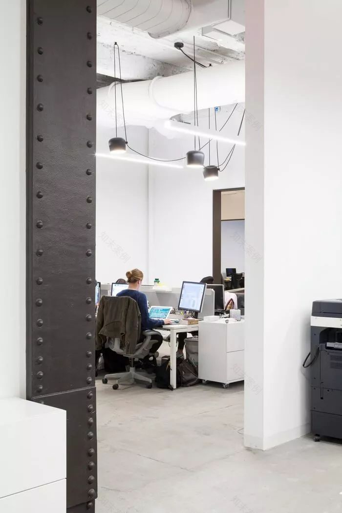 纽约历史建筑中的现代沙龙式办公室-15