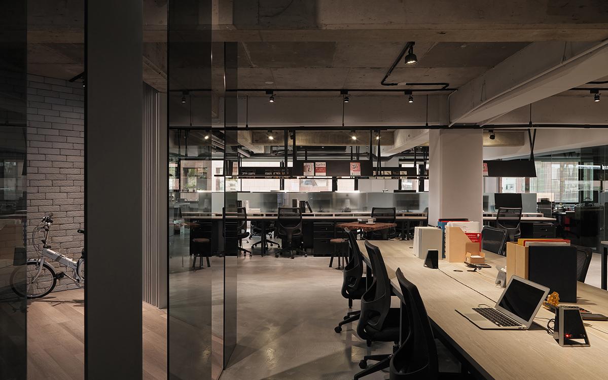 工业风办公室设计,巧妙融合网络元素与空间功能-9